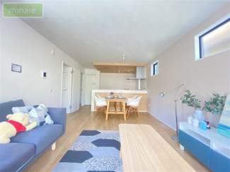 【居間・リビング】 | 小学校11分　スーパー9分　LDK23帖　泉　限定1区画　 | 広々リビングでゆとりの住空間♪ご家族と過ごすのにピッタリです♪　同タイプ