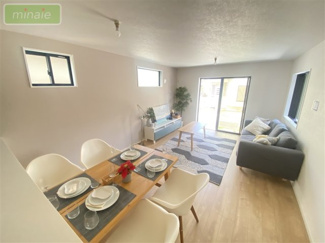 【居間・リビング】 | 小学校11分　スーパー9分　LDK23帖　泉　限定1区画　 | 広々リビングでゆとりの住空間♪ご家族と過ごすのにピッタリです♪　同タイプ