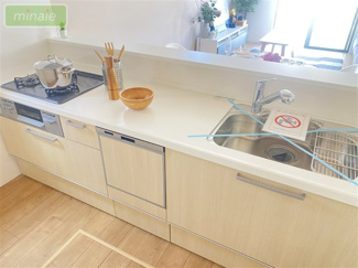 【キッチン】 | 小学校11分　スーパー9分　LDK23帖　泉　限定1区画　 | お料理をしながらリビング全体を見渡すことができるのでご家族との会話が増えそうです♪　同タイプ