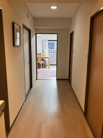 中の島マンション 2階の内装|リフォーム済みの廊下