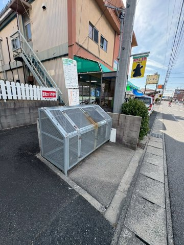 エーレ ルミエールの駐車場