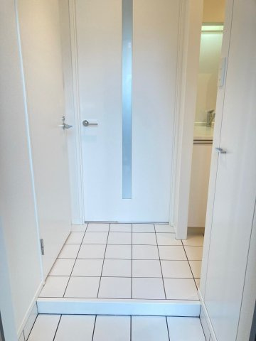 ナビールコート白金の玄関