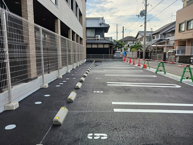 メゾンルミネ若松の駐車場