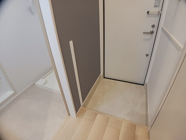 メゾンルミネ若松の玄関