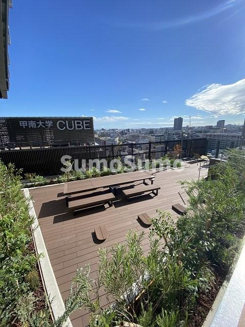 ジオエント西宮北口の外観|休憩タイムにはデッキでゆっくりできます。