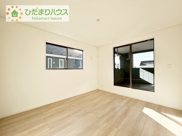【寝室】 | 筑西市下川島第2　新築戸建　1号棟 | バルコニーに面していて、たっぷり光りの入る明るい主寝室です！