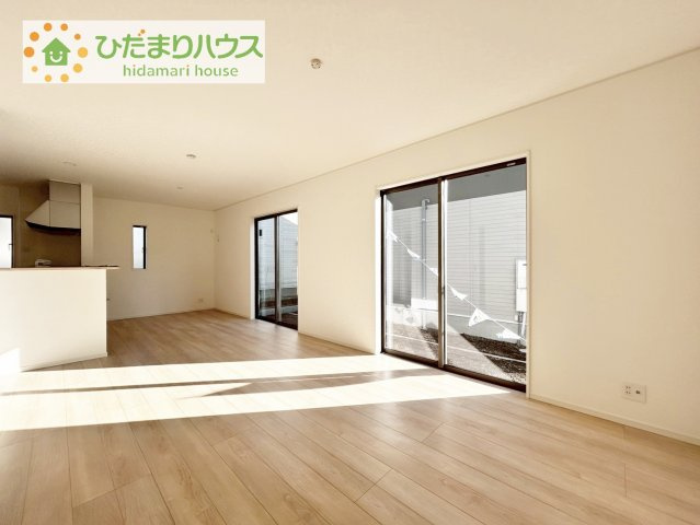 【居間・リビング】 | 筑西市下川島第2　新築戸建　1号棟 | リビングの大きな窓からは、暖かな日の光が降り注ぎます・・・