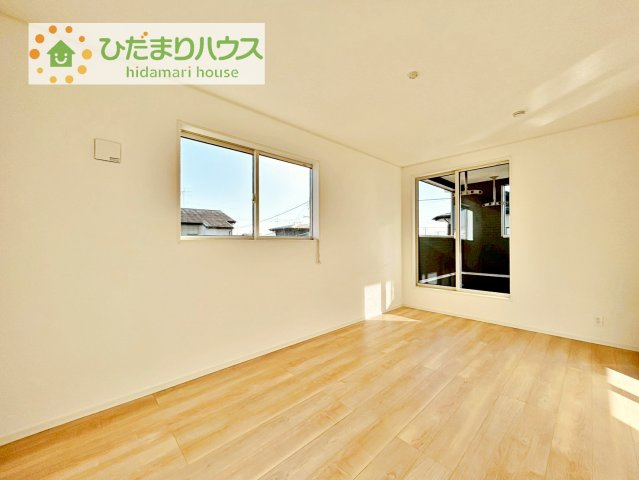 【寝室】 | 筑西市下川島第2　新築戸建　2号棟 | バルコニーに面していて、たっぷり光りの入る明るい主寝室です！