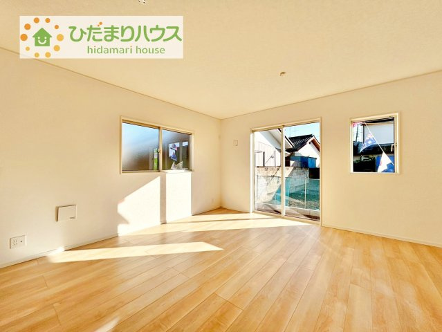 【居間・リビング】 | 筑西市下川島第2　新築戸建　2号棟 | 南に面した大きな窓から差し込む光で日中は電気いらず♪