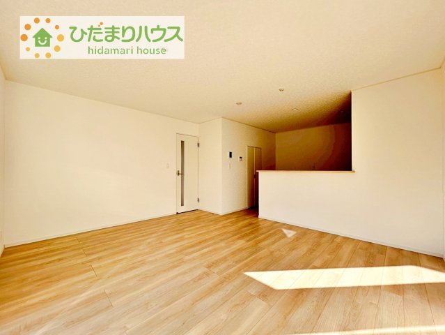 【居間・リビング】 | 筑西市下川島第2　新築戸建　2号棟 | リビングの窓からはあたたかな日差しが差し込みます(*'▽')