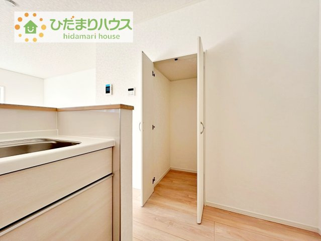 【収納】 | 筑西市下川島第2　新築戸建　2号棟 | キッチン横のパントリー収納は、非常時の飲食物のストックもしっかりできますね♪