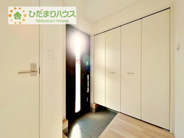 【玄関】 | 筑西市下川島第2　新築戸建　2号棟 | 玄関が広いので親子で並んで仲良く靴が履けますね(^^)/
