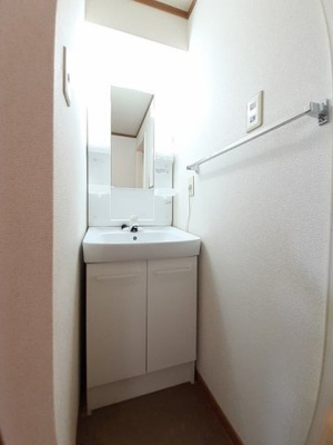 【洗面所】 | サンヴィレッジ操明Ｂ | スペースが確保できる洗面所です