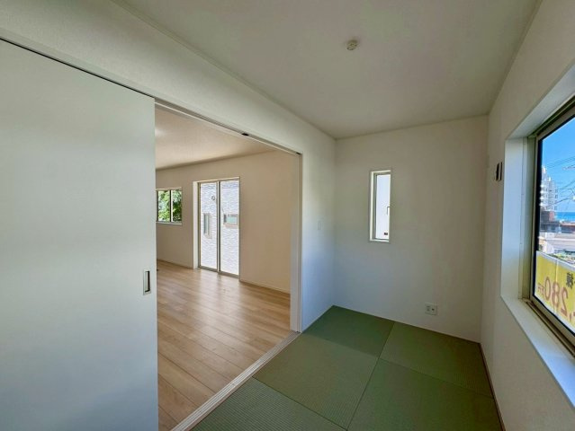 クレイドルガーデン宜野湾市大山 第3・２号棟の和室|リビングに隣接する洋風和室４帖