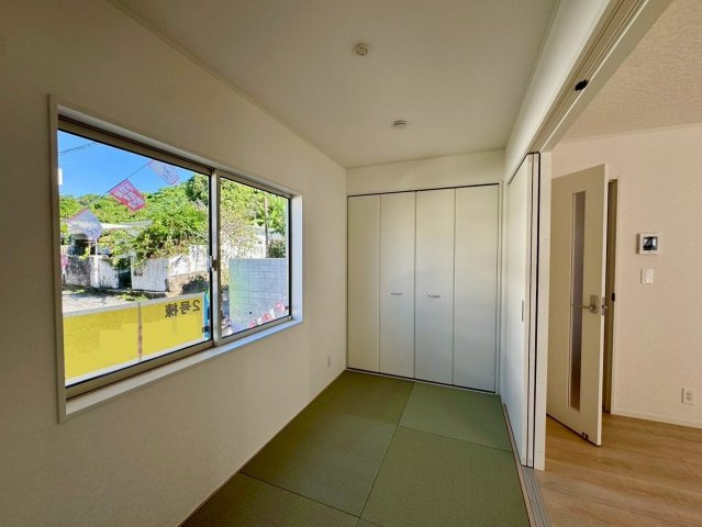 クレイドルガーデン宜野湾市大山 第3・２号棟の和室|リビングに隣接する洋風和室４帖・押し入れ収納付き