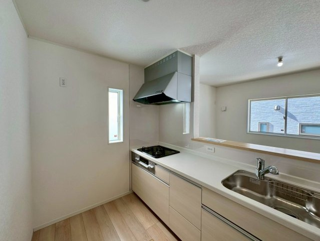 クレイドルガーデン宜野湾市大山 第3・２号棟のキッチン|会話の弾む対面式のシステムキッチン・換気窓＆床下収納付き