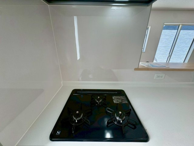 クレイドルガーデン宜野湾市大山 第3・２号棟のキッチン|レンジフード＆ガスコンロ３口