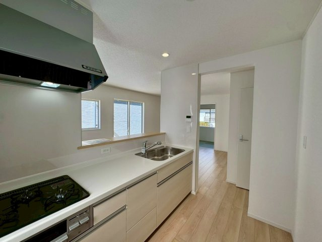 クレイドルガーデン宜野湾市大山 第3・２号棟のキッチン|背面には洗面室＆浴室がある、家事動線に優れた水廻り集中設計