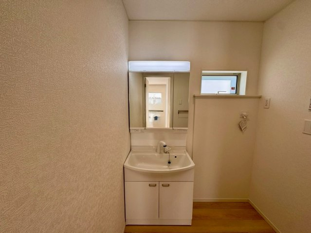 クレイドルガーデン宜野湾市大山 第3・２号棟の独立洗面台|シャワー付き洗面化粧台＆洗濯機置場／換気窓付き