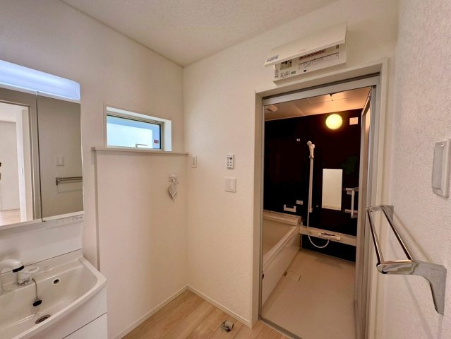 クレイドルガーデン宜野湾市大山 第3・２号棟の独立洗面台|洗面化粧台＆洗濯機置き場から浴室への動線