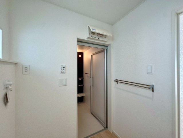 クレイドルガーデン宜野湾市大山 第3・２号棟の独立洗面台|独立洗面室から浴室への動線・タオルハンガーバー付き