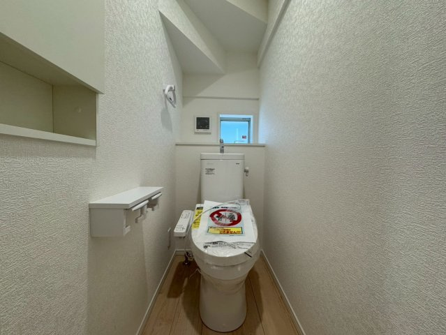 クレイドルガーデン宜野湾市大山 第3・２号棟のトイレ|１階トイレ・換気窓＆収納棚付き／温水洗浄便座