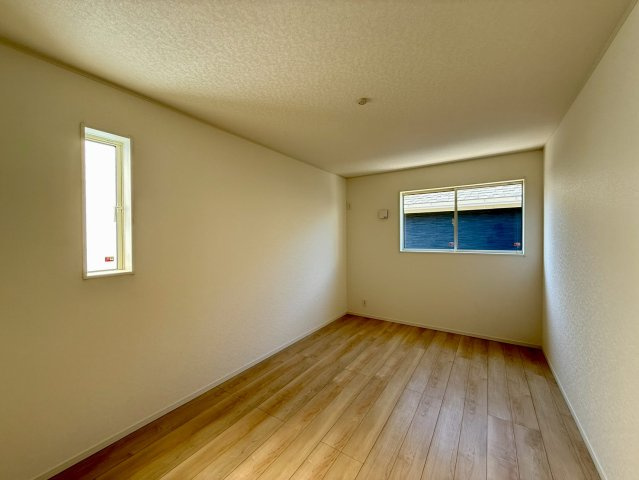 クレイドルガーデン宜野湾市大山 第3・２号棟の洋室|二面採光の２階主寝室7.5帖