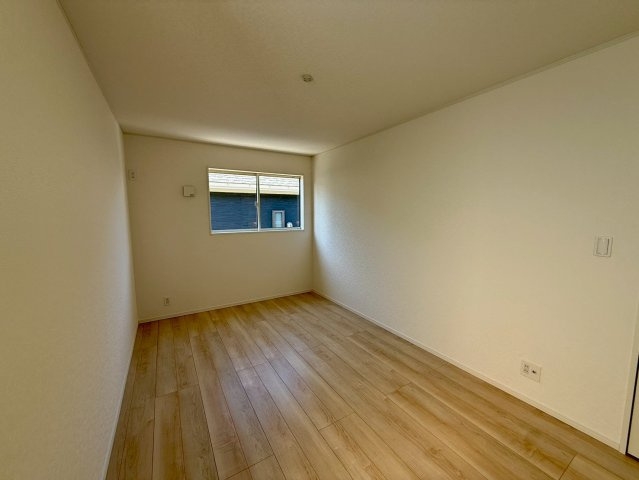 クレイドルガーデン宜野湾市大山 第3・２号棟の洋室|二面採光の２階主寝室7.5帖