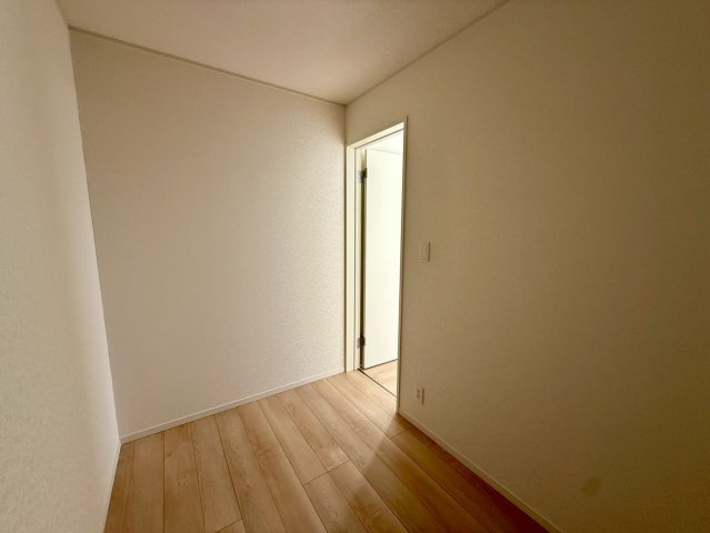 クレイドルガーデン宜野湾市大山 第3・２号棟の洋室|２階主寝室7.5帖から出入りできる、納戸３帖