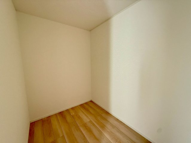 クレイドルガーデン宜野湾市大山 第3・２号棟の洋室|２階主寝室7.5帖から出入りできる、納戸３帖