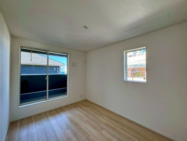 クレイドルガーデン宜野湾市大山 第3・２号棟の洋室|二面採光の２階洋室6.5帖・ルーフバルコニー出入口付き