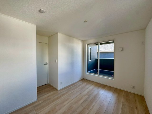 クレイドルガーデン宜野湾市大山 第3・２号棟の洋室|二面採光の２階洋室6.5帖・ルーフバルコニー出入口付き