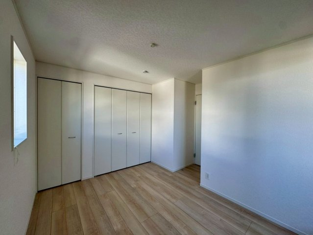 クレイドルガーデン宜野湾市大山 第3・２号棟の洋室|２階洋室6.5帖・クローゼット×２