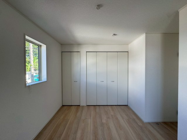 クレイドルガーデン宜野湾市大山 第3・２号棟の洋室|２階洋室6.5帖に設置されたクローゼット×２