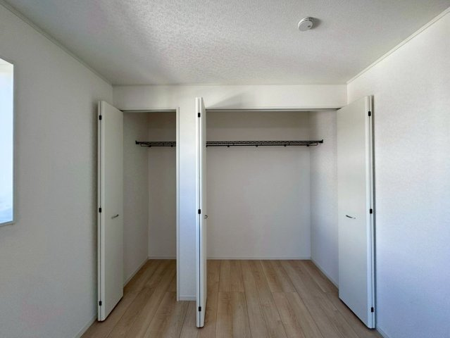 クレイドルガーデン宜野湾市大山 第3・２号棟の収納|２階洋室6.5帖に設置されたクローゼット×２