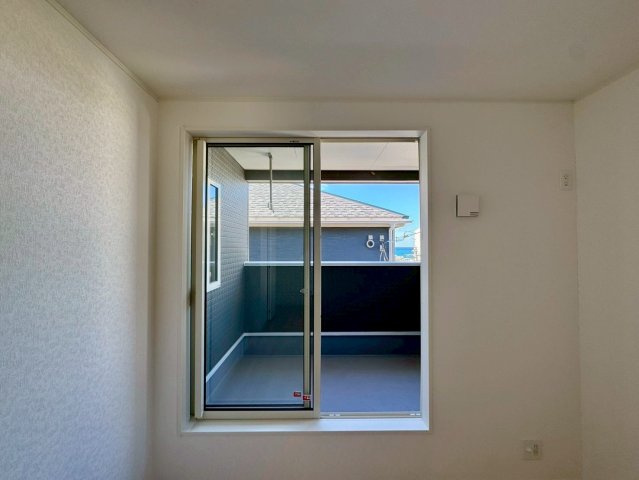 クレイドルガーデン宜野湾市大山 第3・２号棟のバルコニー|２階洋室6.5帖から出入りできるルーフバルコニー出入口