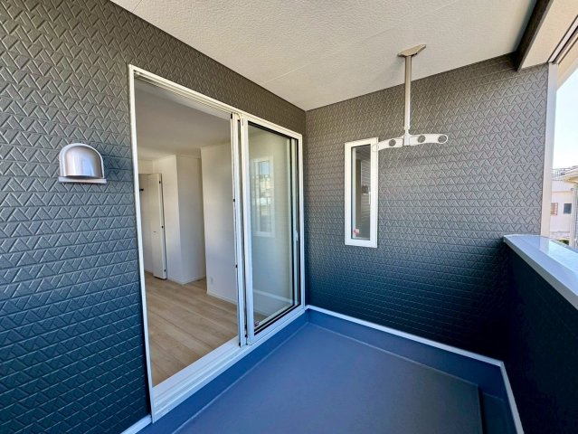 クレイドルガーデン宜野湾市大山 第3・２号棟のバルコニー|２階洋室6.5帖から出入りできるルーフバルコニー