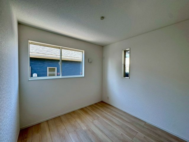 クレイドルガーデン宜野湾市大山 第3・２号棟の洋室|二面採光の２階洋室５帖