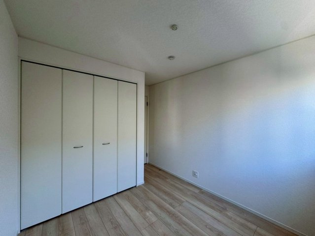 クレイドルガーデン宜野湾市大山 第3・２号棟の洋室|２階洋室５帖・クローゼット収納付き