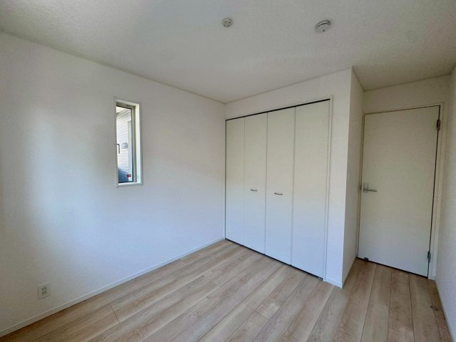 クレイドルガーデン宜野湾市大山 第3・２号棟の洋室|２階洋室５帖・クローゼット収納付き