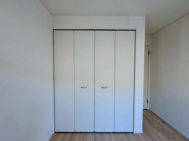 クレイドルガーデン宜野湾市大山 第3・２号棟の収納|２階洋室５帖に設置されたクローゼット収納