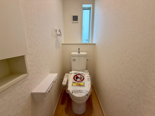 クレイドルガーデン宜野湾市大山 第3・２号棟のトイレ|２階トイレ・換気窓＆収納棚付き／温水洗浄便座