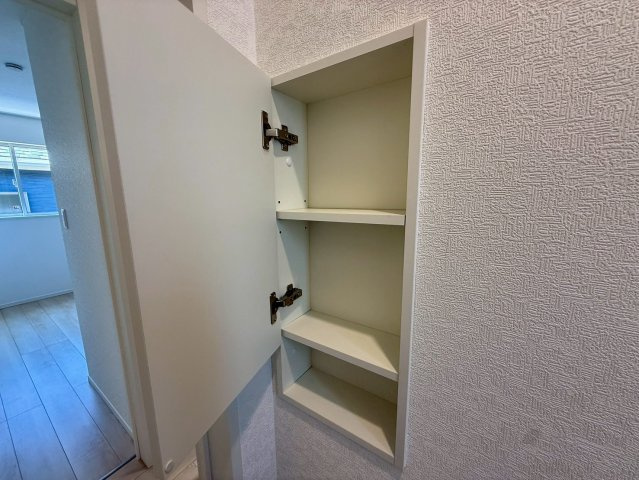 クレイドルガーデン宜野湾市大山 第3・２号棟の収納|２階トイレに設置された便利な収納棚
