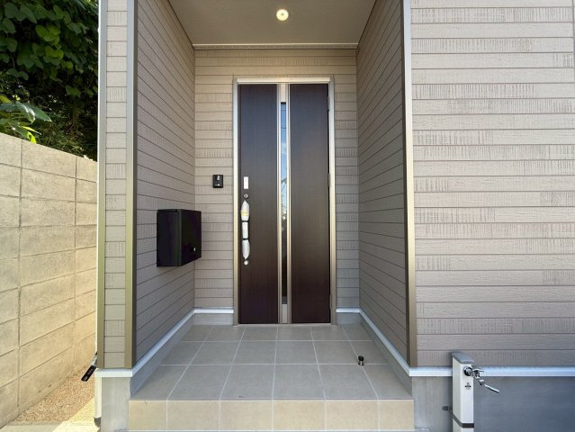 クレイドルガーデン宜野湾市大山 第3・２号棟の玄関|置き配スペースも確保できる玄関ポーチ／TVモニター付きインターフォン＆防犯カメラ＆人感センサー付き玄関灯