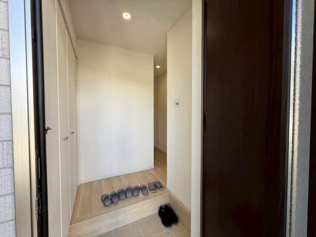 クレイドルガーデン宜野湾市大山 第3・２号棟の玄関|収納力抜群の天井高シューズクローゼット付き玄関