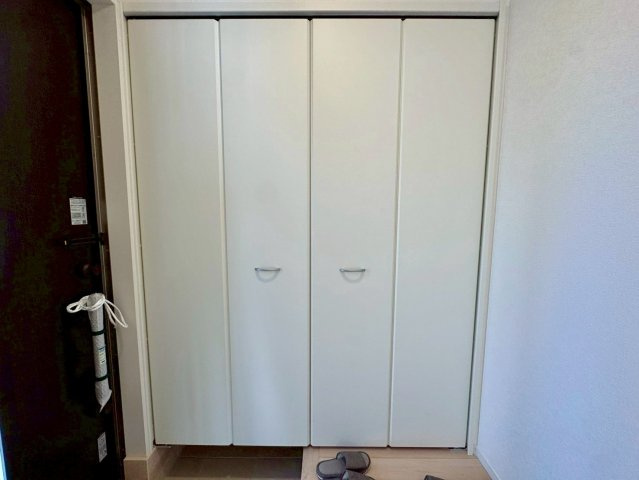 クレイドルガーデン宜野湾市大山 第3・２号棟の収納|玄関に設置された、可動式棚付きで収納力抜群の天井高シューズクローゼット