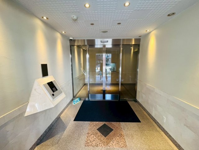 【エントランス】 | レフィール日本橋本町 | 上質な素材で仕上げられたエントランスは、上品に迎え入れます