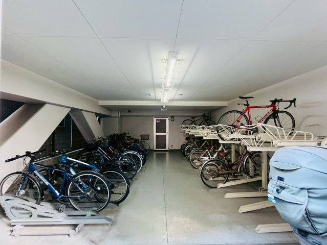 【駐輪場】 | レフィール日本橋本町 | 整理整頓された駐輪スペースで、自転車の出し入れもスムーズです