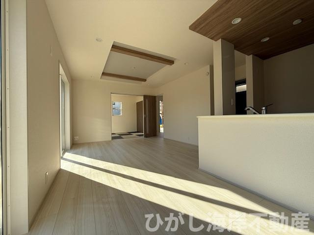 平塚市東中原1丁目　新築戸建の居間・リビング|17帖　折上天井のLDK