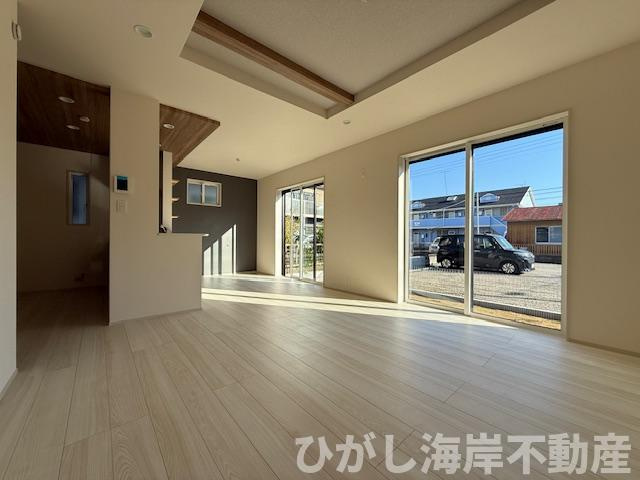 平塚市東中原1丁目　新築戸建の居間・リビング|17帖　折上天井のLDK